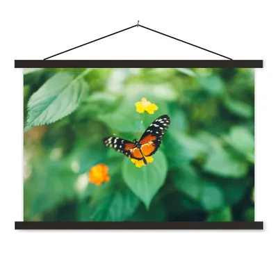 Produktbild von MuchoWow® Textilposter Schmetterling auf Blume 60x40 cm mit schwarzem Rahmen - Hölzernes