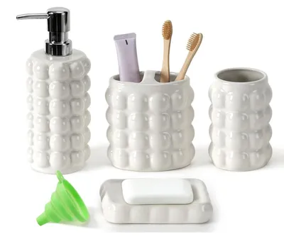 Immagine prodotto di Set di accessori per il bagno in Vetroceramica, composto da 4 pezzi: dispenser per sapone, portaspazzolino, bicchiere e portasapone, con texture simile a quella dei ciottoli, colore bianco