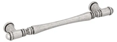 Imagen del producto de Tirador para muebles de zamak. Distancia entre agujeros: 128 mm. Acabado: plata envejecida brillante. Juego de 6 unidades