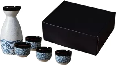 Obrázek produktu pro Elegantnšª sada tradi?nšªch keramickych kelšªmk? na sakšŠ s 1 karafou a 4 kelšªmky v nad?asovšŠm designu, vhodnš¢ do mikrovlnnšŠ trouby a my?ky nš¢dobšª pro horkšŠ i ledovšŠ sakšŠ, perfektnšª dš¢rek.