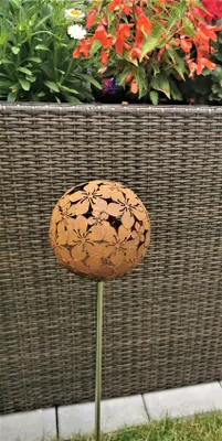 Produktbild von Rosenkugel Flower 15 cm aus Cortenstahl mit Stab 80 cm