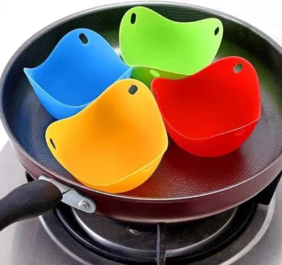 Immagine prodotto di Set da 4 stampi per uova in silicone colorati, adatti per pentola a pressione e microonde