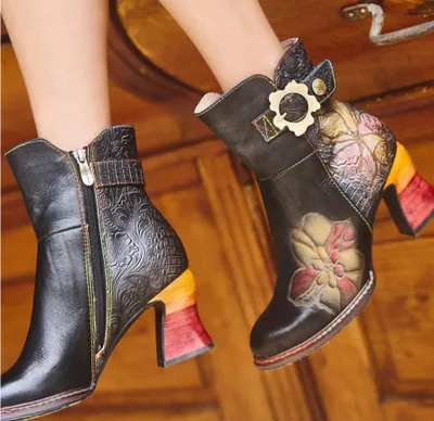 Produktbild von LAURA VITA schwarze weiche Lederstiefelette mit Blumenprägung rot-gelb-orange Mix und tollem Absatz Weite G  Grösse 39 EU