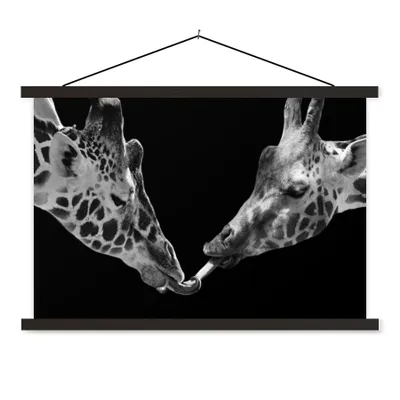 Produktbild von MuchoWow® Textilposter Tiere - Schwarz - Giraffe - Weiß - Porträt 120x80 cm mit schwarzem Rahmen - Wanddeko
