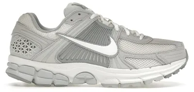 Image de Nike Zoom Vomero 5, coloris Pure Platinum, Platinum Tint, Wolf Grey et Summit White (pour femmes) - Taille EU 37,5