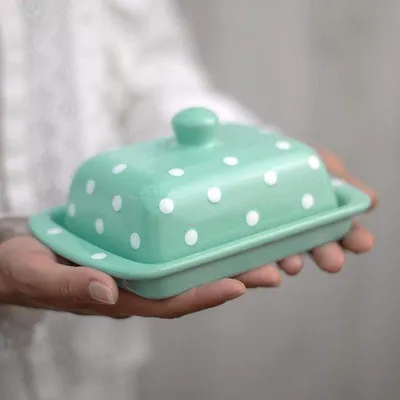 Produktbild von Handgefertigte Keramische Butterdose mit Deckel in Blau-Weiß Polka Dot Muster