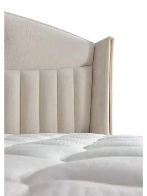 Produktbild von Elegantes Bett mit Matratze in Beige aus Textil und Holz