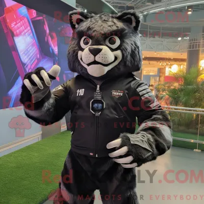 Produktbild von Maskottchen REDBROKOLY eines schwarzen Tigers mit Überwurf und Smartwatches