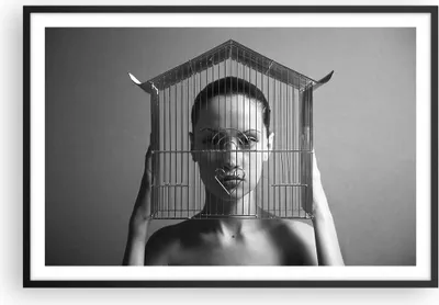 Produktbild von Gerahmtes Poster - Schwarzer Rahmen - Schwarzweiß Frau Käfig - 91,5x61 cm - Wand Bild - Wanddeko - Wandbilder - Kunstposter - Wandposter - Bilderrahmen - Bilder - Kunstdruck - Wandbild P2BAA91x61-4131