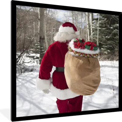Produktbild von MuchoWow® Gerahmtes Poster Der Weihnachtsmann geht mit einem Sack voller Weihnachtsgeschenke durch einen Wald 40x40 cm - Poster mit Schwarzem Bilderrahmen Wandposter Rahmen Foto Bilder - Mit Rahmen - Wanddekoration Schlafzimmer