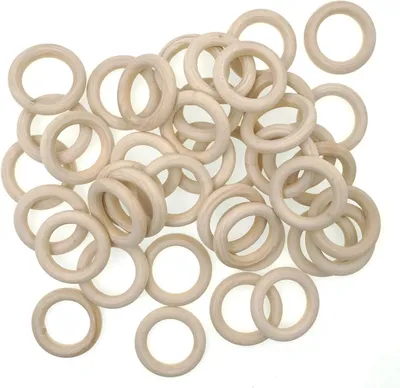 Image de 40 anneaux en bois naturel de 4,5 cm de diamètre, idéaux pour les travaux de macramé, les créations artisanales et la bijouterie. Anneaux en bois pour travaux manuels et jouets à mordiller
