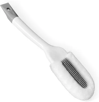 Immagine prodotto di Spazzola ergonomica con manico lungo e gancio in gomma, detergente delicato per pelle, suole bianche e scarpe in mesh