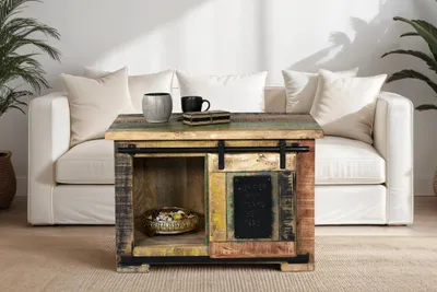 Produktbild von Truhe Libro, Mangoholz massiv + bunt, Couchtisch mit Holzschiebetür, 3 offenen Fächern, Türelemente & Reling aus Eisen, 75 x 47 x 50 cm, Shabby Chic