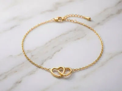 Produktbild von Lundholm Armband Damen Vergoldet my Alice – Edelstahl PVD Gold Herz – Verbundene Herzen – Verstellbar – Hypoallergen  Jewellery