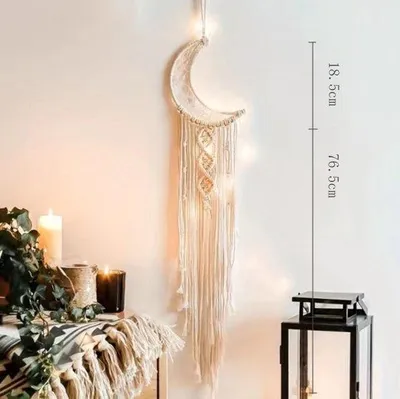 Zdjęcie produktu dla Tkana dekoracja ścienna w stylu makramy z motywem księżyca i łapacza snów – dekoracja wnętrz w stylu boho chic, sztuka ścienna, piękna ozdoba do mieszkania, pokoju studenckiego lub na drzwi (księżyc)