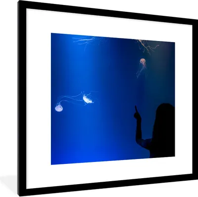 Produktbild von MuchoWow® Gerahmtes Poster Ein Mädchen betrachtet eine blaue Qualle 40x40 cm - Poster mit Schwarzem Bilderrahmen Wandposter Rahmen Foto Bilder - Poster - Plakat im Rahmen