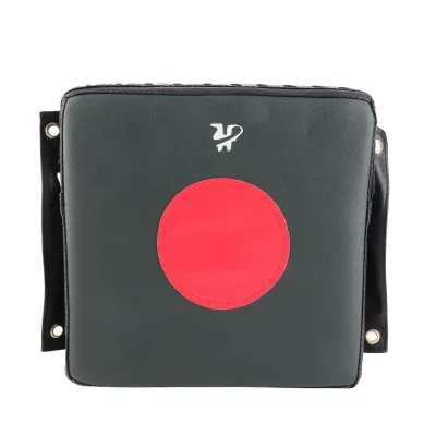 Productafbeelding van Wandboxkussen van 26x26 cm, gemaakt van Polyurethanen schuim, met een rond ontwerp, voorzien van 4 bevestigingsgaten. Ideaal voor bokstraining, taekwondo en andere vechtsporten thuis