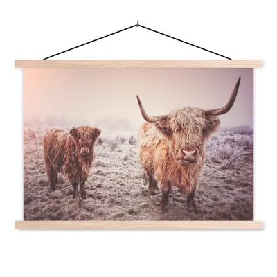 Produktbild von MuchoWow® Textilposter Schottische Highlander - Schnee - Sonne 120x80 cm mit holzfarbenen Rahmen - Aufhängeset