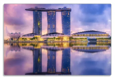 Produktbild von Wallario Frühstücksbrettchen aus Glas 20 x 30 cm mit rutschfesten Füßen, Motiv Abenddämmerung in Singapur