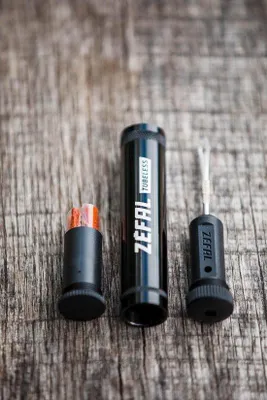 Produktbild von Famanu Reparaturset für Tubeless Reifen mit Halter - Schwarz, Universell