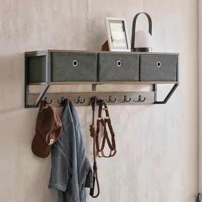 Detailansicht der SoBuy Wandgarderobe FHK26-N mit Kleidung und Accessoires an den Haken