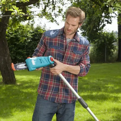Obrázok produktu pre Elektrická reťazová píla GARDENA TCS 720/20, 720 W, vodiaca lišta 20 cm, teleskopická rukoväť 4,4 m