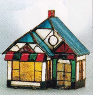 Tiffanyhaus mit Giebeldach, einem Schornstein und einem markanten Vordach, Farben lebhaft.
