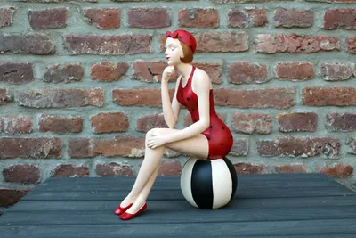 Produktbild von Handbemalte Retro Dekofigur Badefrau auf Ball, ca. 40 cm, im Badeanzug