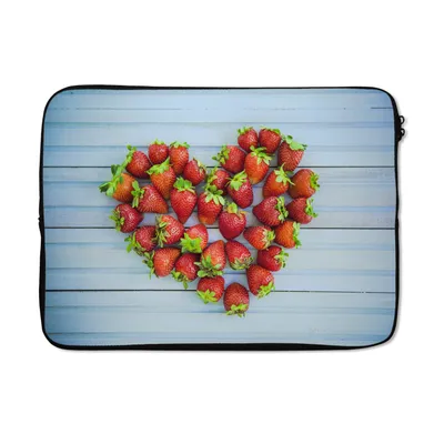 Produktbild von MuchoWow® Laptop Hülle 14 ZollErdbeerherz Laptoptasche - Laptoptasche - Stoßsicher - Schutzhaube