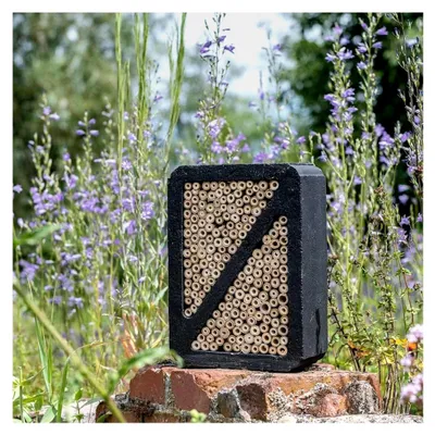 Produktbild von Insektenhotel – Wildbienenhotel aus Holzbeton in Schwarz – Insektenhaus für Wildbienen und Wespen – ca. 3,2 kg