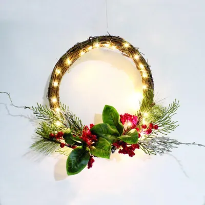 Produktbild von ACA Beleuchteter LED-Weihnachtskranz mit Beeren, 30 warmweiße LEDs, batteriebetrieben (3xAA), Schutzart IP20, 30 cm Durchmesser, 30 cm Netzteil, Artikelnummer X09301112