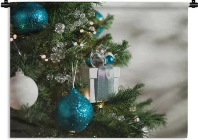 Produktbild von MuchoWow® Wandteppich Wandbehang Eine Nahaufnahme eines Weihnachtsbaums mit blauen und weißen Kugeln 120x90 cm Tapisserie Dekoration Wandtuch - Wohnen - Aufhänger für die Wand