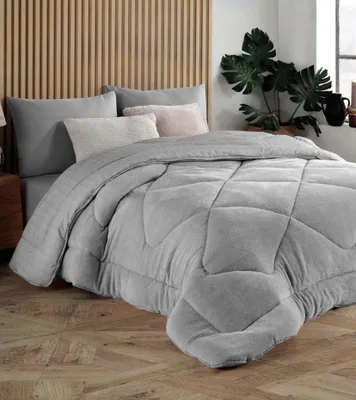 Produktbild von 4-Jahreszeiten Steppbettdecke mit Fleece – Tagesdecke & Kuscheldecke – Leicht, Warm & Atmungsaktiv – In Grau – Größe 155x215