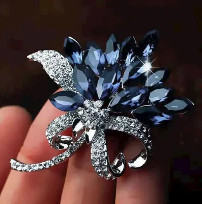 Produktbild von Silberbrosche Blume mit Anstecknadel und Zirkonkristallen