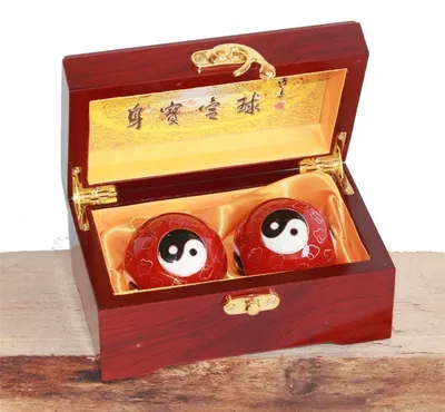 Produktbild von 006 Gi Gong Meditations- Kugeln rot Yin Yang in edler roter Holzbox