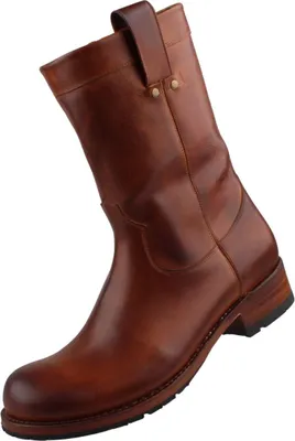 Das Bild zeigt einen braunen Stiefel aus Leder mit einer hohen Form und einer robusten Sohle. Der Stiefel ist von der Außenseite abgebildet und hebt die feinen Details der Oberfläche hervor.