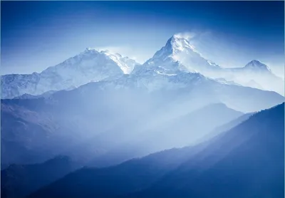Produktbild von Wallario Fototapete Vliestapete, seidenmatte Oberfläche, einfache Verarbeitung, Größe 200 x 140 cm, Motiv Sonnenaufgang  in  den  Bergen