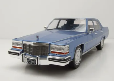 Produktbild von MCG 18252 Cadillac Fleetwood Brougham 1982 hellblau metallic 1:18