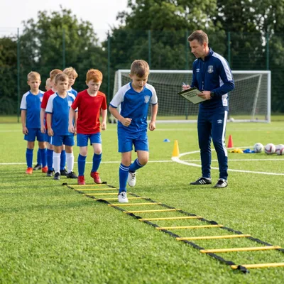 Produktbild von Fußball-Trainingsset 6 m, Koordinationsleiter, 12 Hütchen, Hürden, Springseil, Widerstandsbänder, Agilität