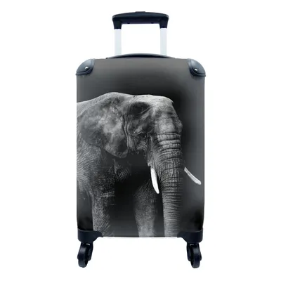 Produktbild von MuchoWow® Koffer Handgepäck Trolley Rollkoffer Kleine Reisekoffer mit 4 Rollen - Elefant mit vor schwarzem Hintergrund - schwarz und weiß - Cabin Size < 55x40x23 cm & 55x40x20 cm - Fotokoffer - Kabinenkoffer - Boardgepäck - Reise-Box - Reisekoffer - Reisegepäck - Koffer mit Bild - Trolley für Kinder