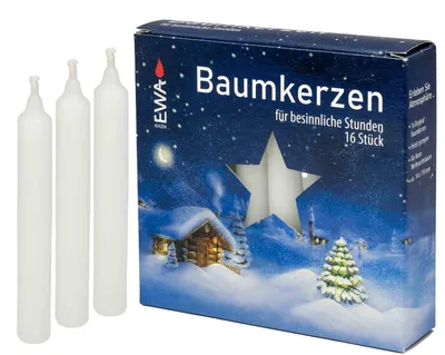 Das Bild zeigt eine Packung mit 16 weißen Baumkerzen von EWA vor einem winterlichen Hintergrund mit einer verschneiten Hütte und Tannenbäumen die eine besinnliche Atmosphäre für festliche Stunden schaffen