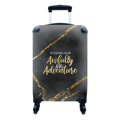 Produktbild von MuchoWow® Koffer Handgepäck Trolley Rollkoffer Kleine Reisekoffer mit 4 Rollen - Zitate - Abenteuer - Gold - Glitzer - Cabin Size < 55x40x23 cm & 55x40x20 cm - Fotokoffer - Kabinenkoffer - Boardgepäck - Reise-Box - Reisekoffer - Reisegepäck - Koffer mit Bild - Trolley für Kinder