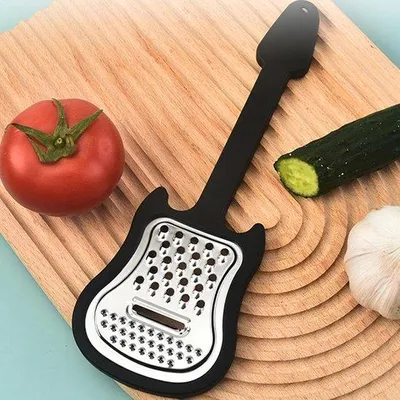 Produktbild von Unyqoos® Edelstahl-Küchenreibe mit ergonomischem schwarzem Griff – gitarrenförmiges Design, vielseitig für Käse, Obst & Gemüse