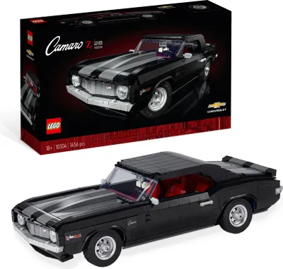 Produktbild von LEGO Chevrolet Camaro Z28 Icons Serie Modellauto-Bausatz 10304 für Erwachsene, klassischer amerikanischer Muscle-Car, mit anpassbaren Features wie detailgetreuem V8-Motor, funktionierender Lenkung und aufklappbaren Türen, 1.458 Teile, 10 cm H x 36 cm L x 14 cm B, inkl. Plüschwürfel und 2 Nummernschildsätzen.
