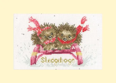 Immagine prodotto di Kit per realizzare una cartolina di auguri con punto croce, marca Bothy Threads, modello "Sledgehogs", codice XMAS76, dimensioni 16x10 cm