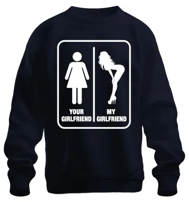 Immagine prodotto di Felpa con scritta "La tua ragazza, la mia ragazza", stile ironico e sarcastico, colore blu navy, taglia M