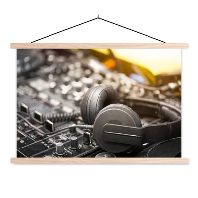 Produktbild von MuchoWow® Textilposter Graue Kopfhörer an einem Mischpult 60x40 cm mit holzfarbenen Rahmen - Bilder
