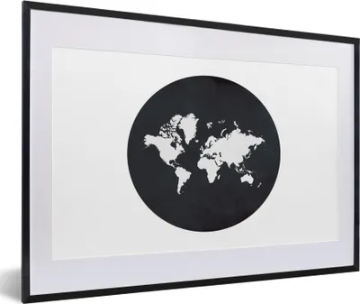 Produktbild von MuchoWow® MuchoWow® Gerahmtes Poster Weltkarte - Schwarz und weiß - Kreis 60x40 cm - Poster mit zchwarzem Bilderrahmen - Schlafzimmer - Plakat in Rahmen - Drucken