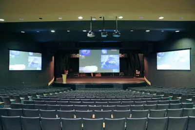 Imagen del producto de Elite Screens VMAX2, pantalla de 150 pulgadas, motorizada, dimensiones: 3,81 m (150 pulgadas), 3,32 m, 186,8 cm, formato 16:9