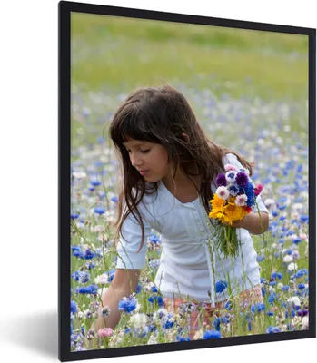 Produktbild von MuchoWow® Gerahmtes Poster Mädchen - Blumen - Wiese 60x80 cm - Poster mit Schwarzem Bilderrahmen Wandposter Rahmen Foto Bilder - Premium - Wanddeko Wohnzimmer